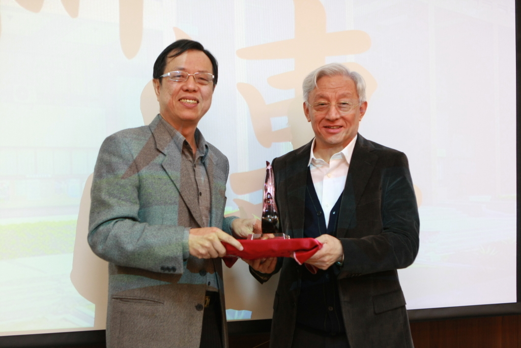蔡敦皓教授頒贈薪傳感謝獎座圖片