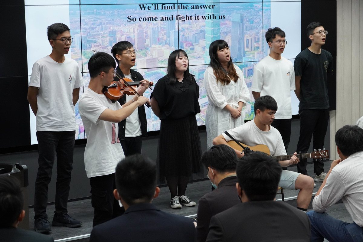 A student band of the University performed a song that they had written and composed, “Turn It Back,” to highlight the current climate issues in Taiwan and promote the environmentalist spirit.