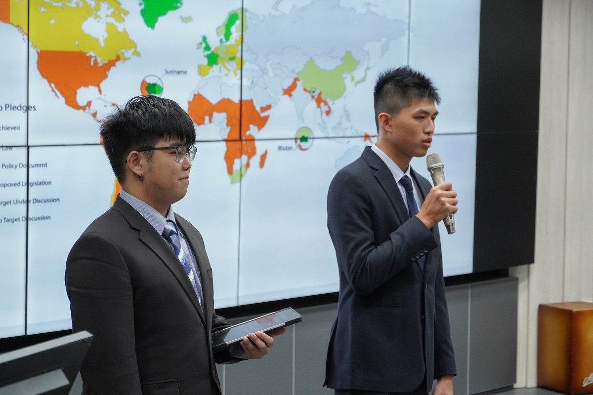 Student presenters Yu-Cheng Wang, Hao-Jung Cheng, Wei Chen, Department of Marine Biotechnology and Resources, and Jen-Yu Chang, Department of Oceanography, on future energy.