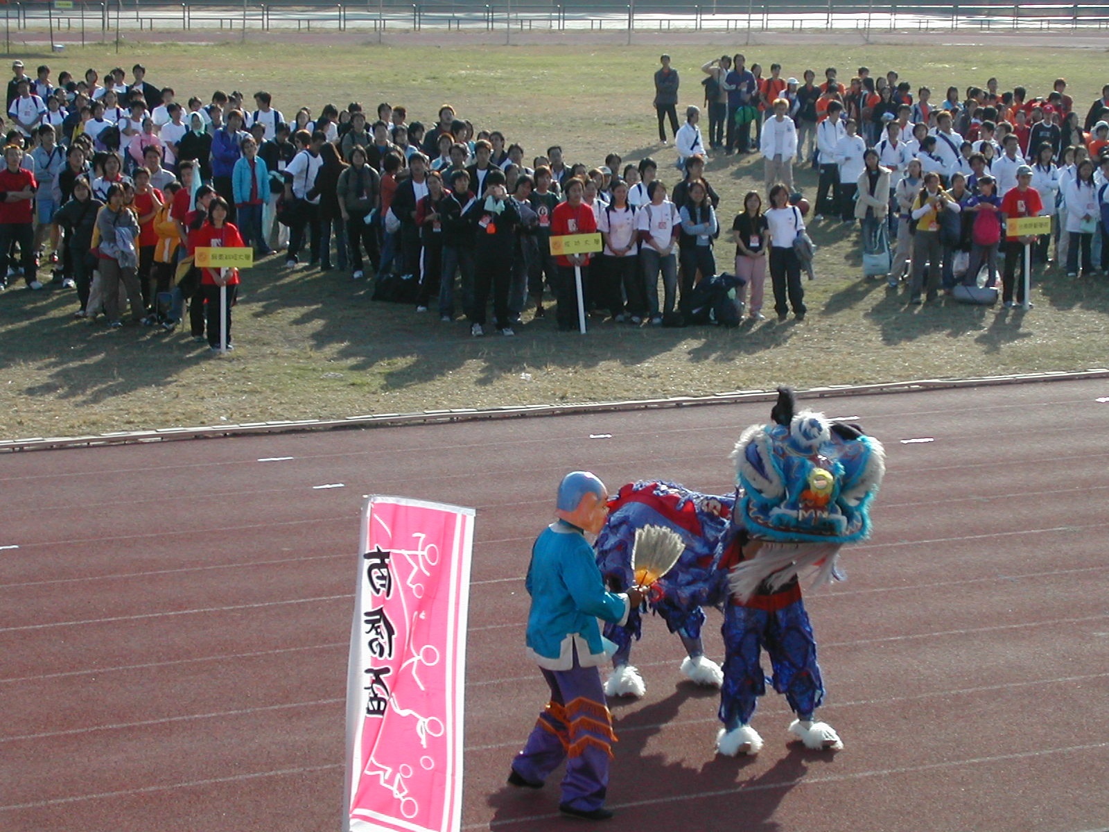 第三屆南僑盃運動會，12/14在晴空萬里的西子灣展開總計將近600名僑生參加這場運動大會。圖片