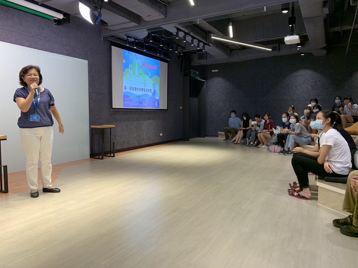 Professor of the Department of Physics and Senior Vice President of the University Shiow-Fon Tsay (first on the left) gave an opening speech.Image