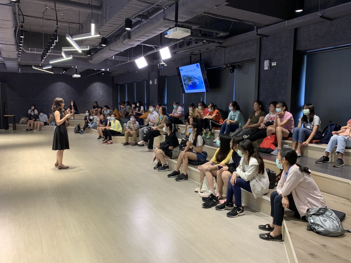 Professor Jing-Ru Weng of the Department of Marine Biotechnology and Resources (first on the left) gave a lecture on the air pollution and health.Image