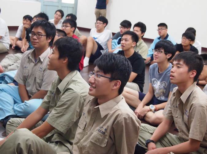 南一中學生專注聆聽圖片