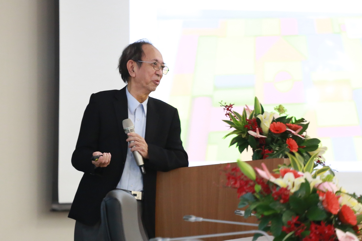 Fellow of Academia Sinica Professor Chung-Hsuan Chen shared his reflections on the ideation process in the development of innovative technologies.