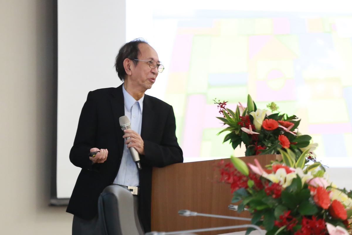 Fellow of Academia Sinica Professor Chung-Hsuan Chen shared his reflections on the ideation process in the development of innovative technologies.Image