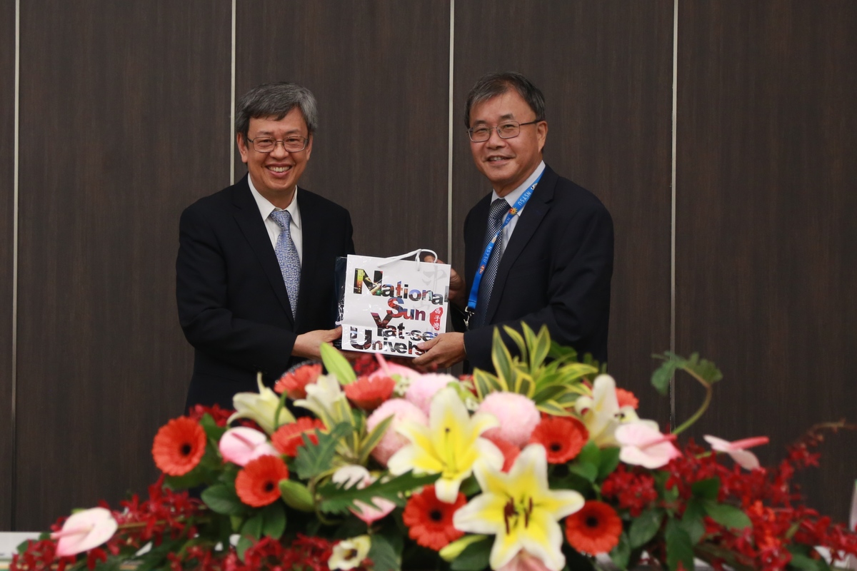 NSYSU President Ying-Yao Cheng (on the right) handed a gift to Fellow of Academia Sinica Chen Chien-Jen (on the left).