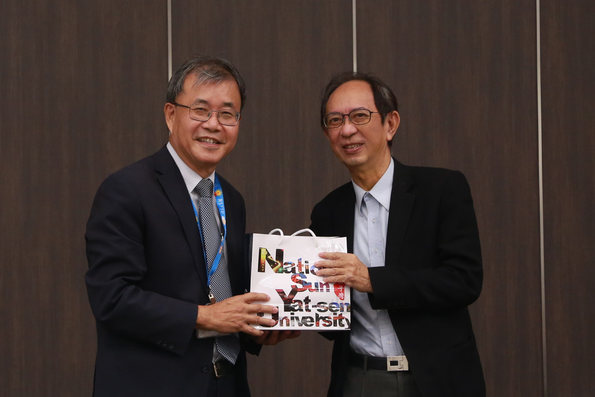 NSYSU President Ying-Yao Cheng (on the left) handed a gift to Fellow of Academia Sinica Professor Chung-Hsuan Chen (on the right).