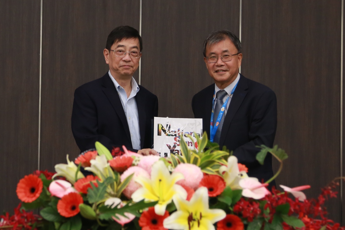 NSYSU President Ying-Yao Cheng (on the right) handed a gift to Fellow of Academia Sinica Professor Ting-Kuo Lee (on the left).
