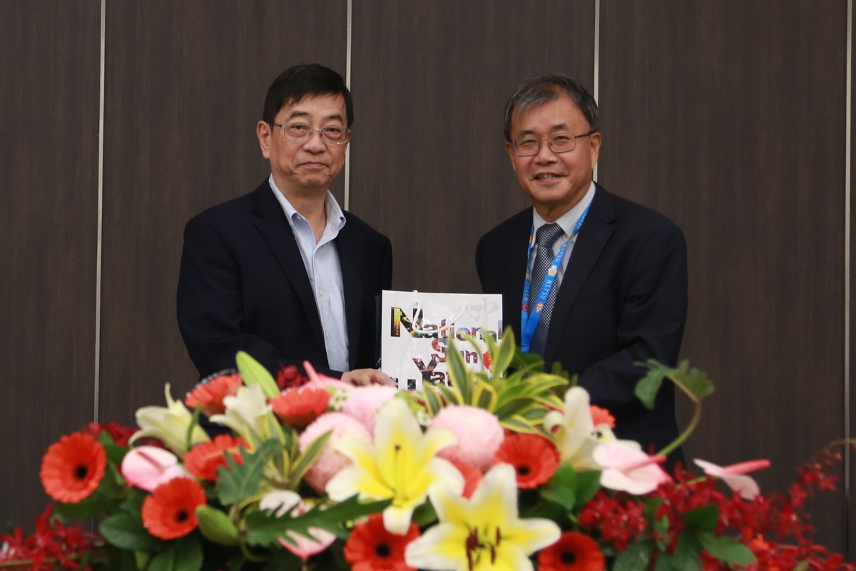 NSYSU President Ying-Yao Cheng (on the right) handed a gift to Fellow of Academia Sinica Professor Ting-Kuo Lee (on the left).Image