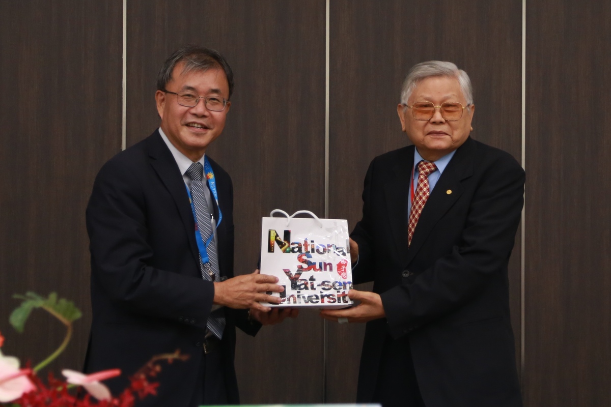 NSYSU President Ying-Yao Cheng (on the left) handed a gift to Fellow of Academia Sinica Professor Chang-Hung Chou (on the right).