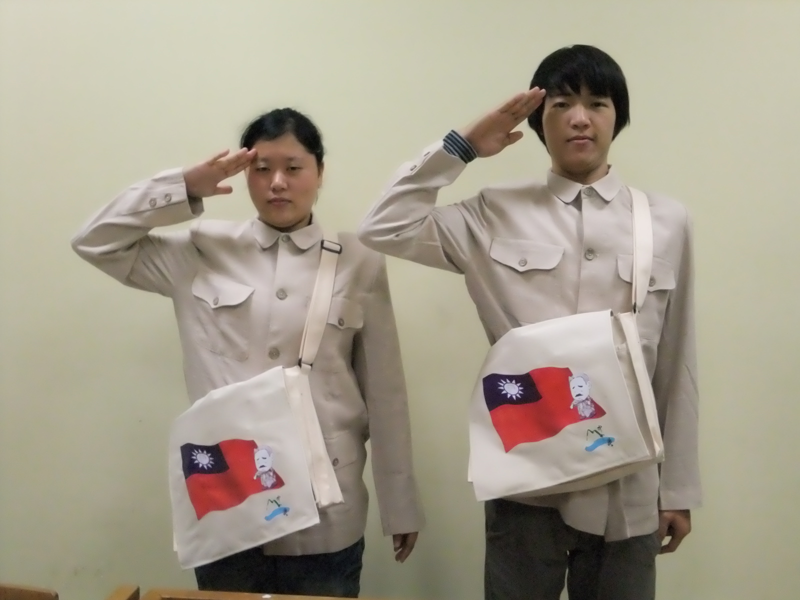 中山裝發放哈瑪星球報，民眾驚奇連連圖片