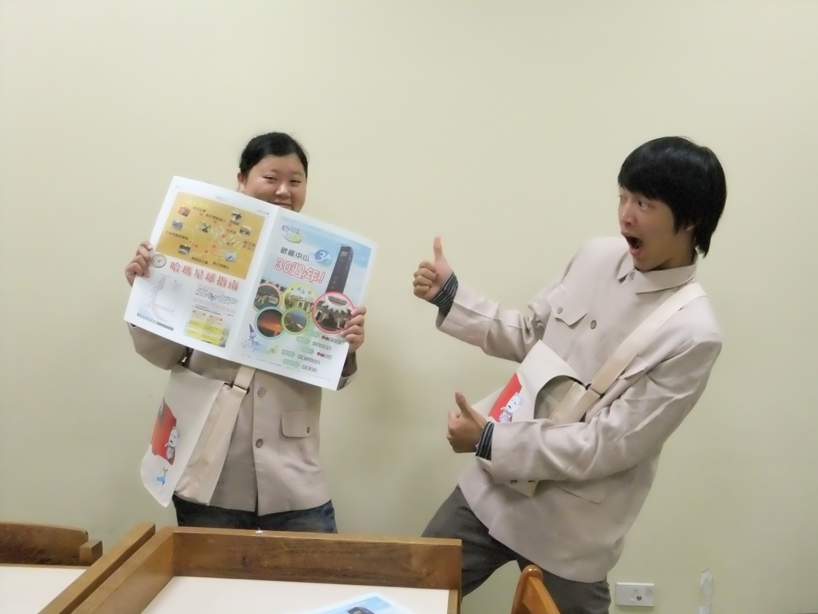 中山裝發放哈瑪星球報，民眾驚奇連連圖片