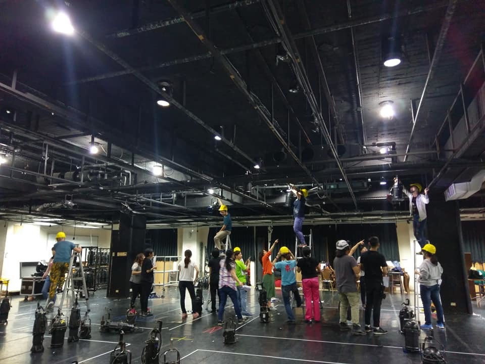 Credit course in performing arts for junior high school teachers: lighting design.Image