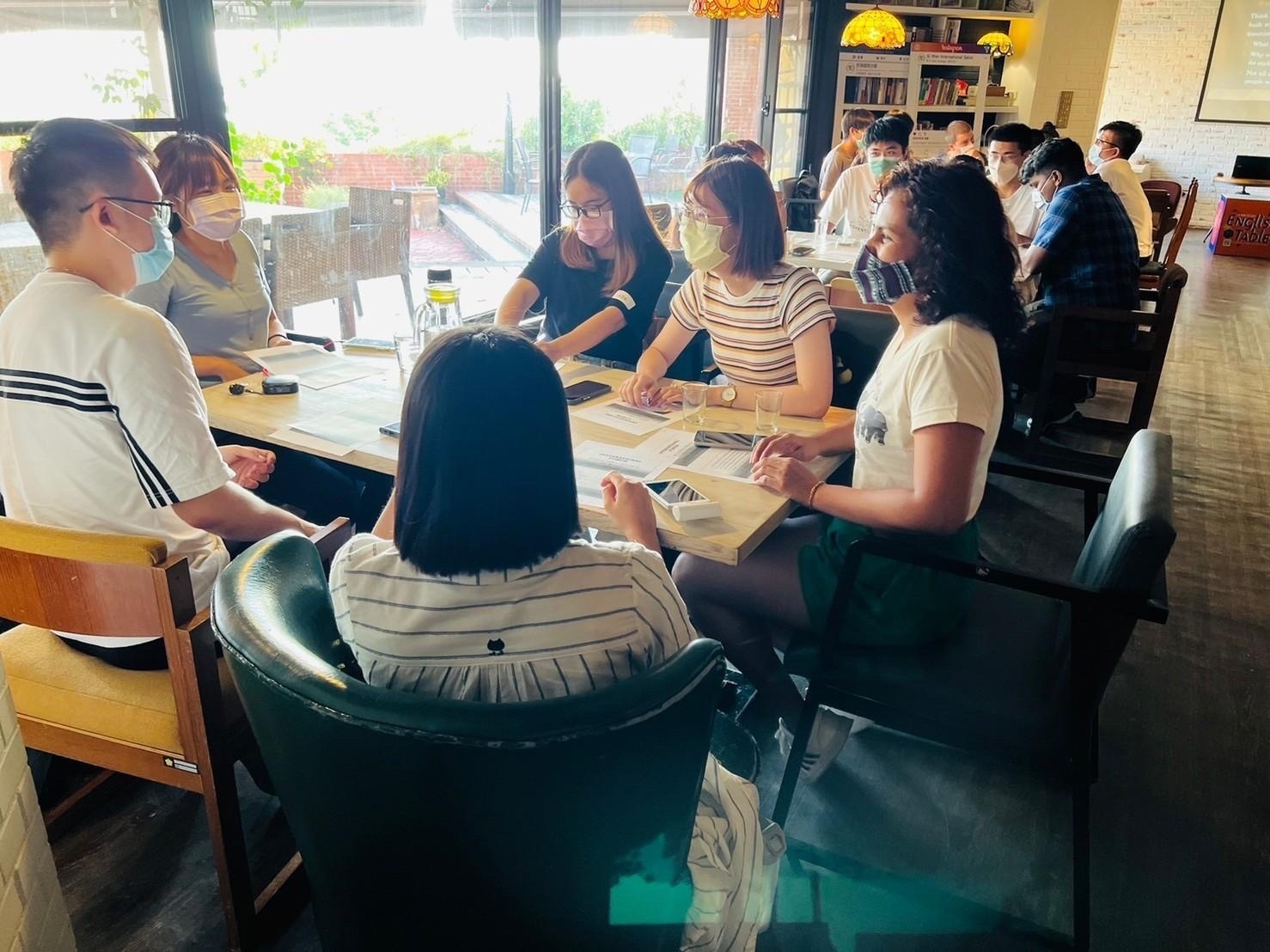 Zou Huizhi (second from right), a student of the Global Human Resource Management English MBA Program, and Samantha (first from right) from Guatemala, led the discussion of this group.