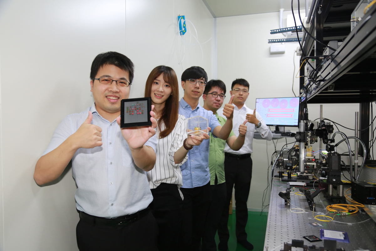 Associate Professor Yung-Jr Hung (first from the left) of the Department of Photonics at NSYSU was awarded the 2020 Ta-You Wu Memorial Award of the Ministry of Science and Technology.