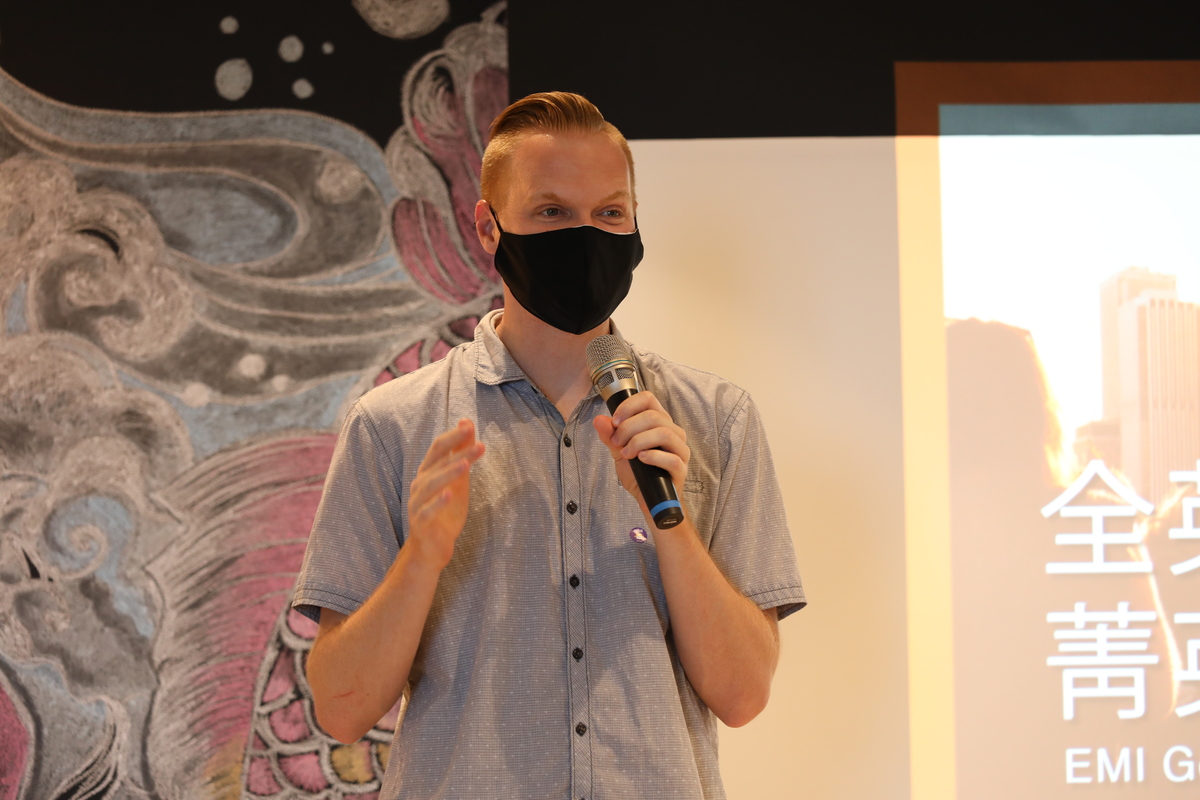Andy, an American YouTuber and English teacher at Si Wan College