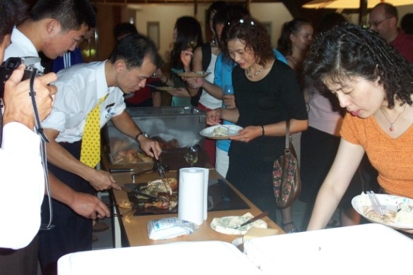 法語中心與高雄餐旅學校合辦的法式品酒餐會,讓學員們實際體會與享用法國美食文化的特色.圖片