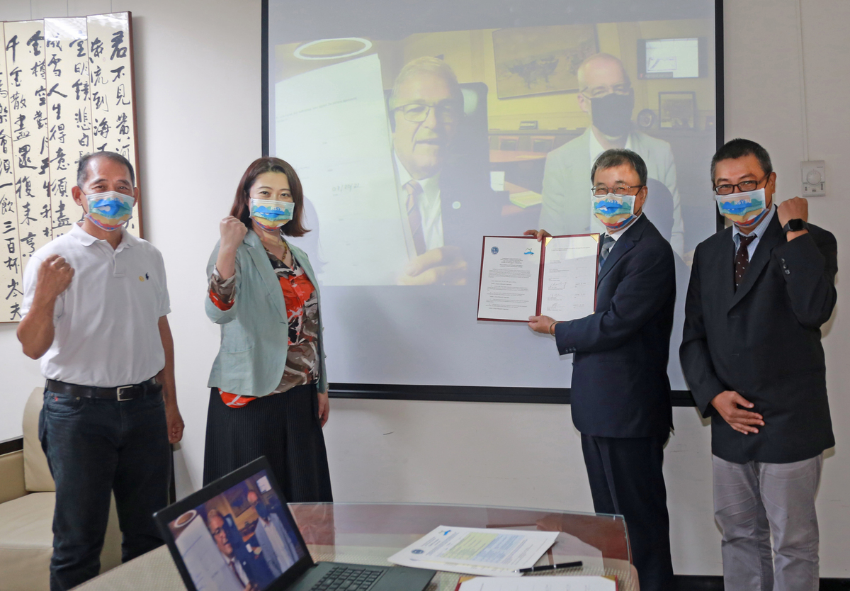 NSYSU, represented by President Ying-Yao Cheng (second from the right), Dean of the College of Science Ming-Jung Wu (first on the left), ASRC Director Chia C. Wang (second from the left), Vice President for International Affairs Chih-Wen Kuo (first from the right) signed an MOU on collaboration with the University of Rostock, represented by Rector Wolfgang Schareck, Dean of Faculty of Natural Sciences and Mathematics Klaus Neymeyr, and Professor Ralf Zimmermann, who leads UR’s key laboratory in aerosol science.