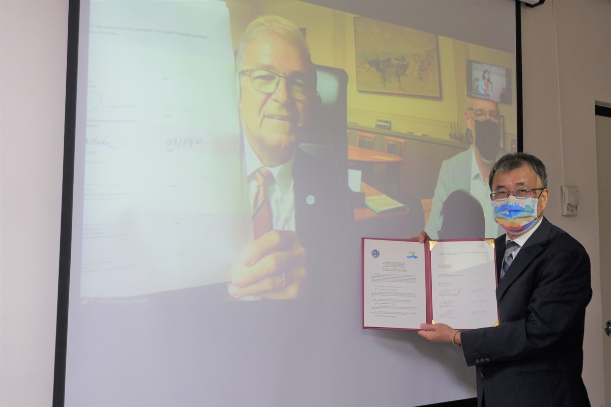 NSYSU President Ying-Yao Cheng signed the MOU on collaboration with the Rector of the University of Rostock Wolfgang Schareck for both universities to join hands to fight air pollution and aerosol transmission of communicable diseases.