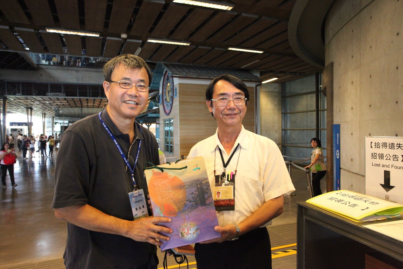 致贈紀念品予呂理政館長圖片