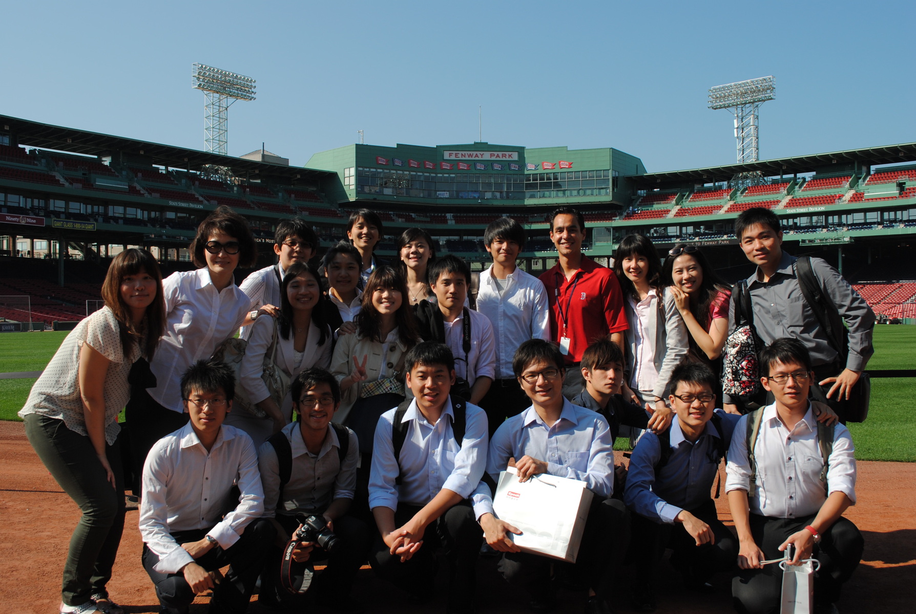 在Boston Fenway Park棒球場與Red Sox經理合照（穿紅衣戴墨鏡者）圖片
