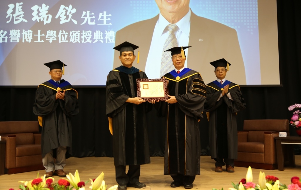 頒贈名譽博士證書圖片