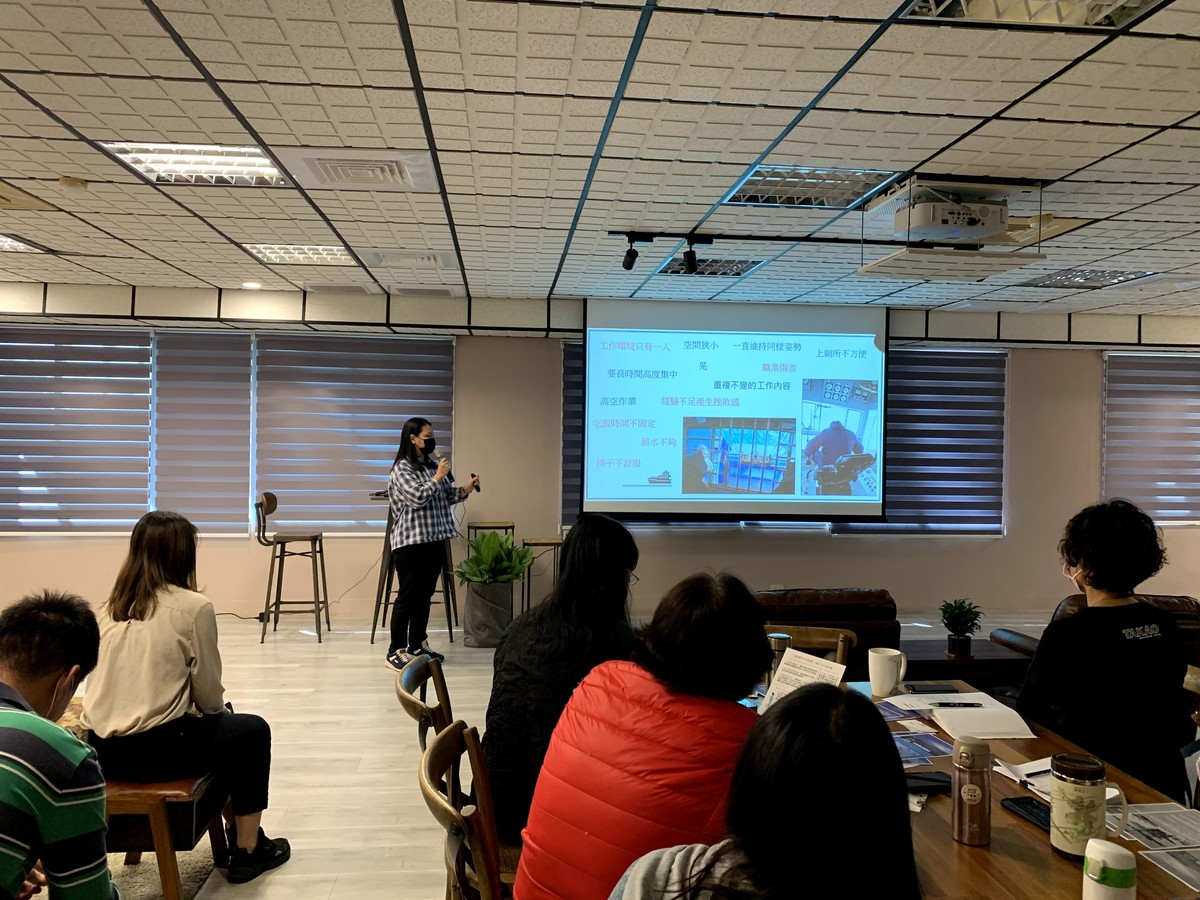 End-of-semester project report: discussion on the difficult working conditions of bridge crane operators and related creative solutions.Image