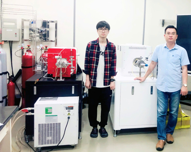 Associate Professor of the Department of Physics at NSYSU, Phuong V. Pham (right), takes a photo with Master student The-Hung Mai (left).Image