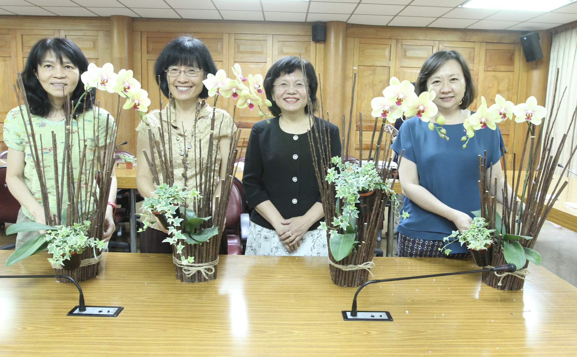 (由左至右)林玉華老師、戴妙玲老師、蔡秀芬主秘、蔡璦琪組長圖片