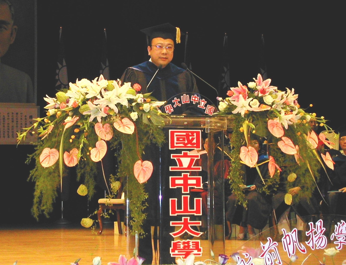 劉校長以「你比蟑螂聰明嗎？」為講題,期勉畢業生要不斷嘗試與創新來面對未來.圖片