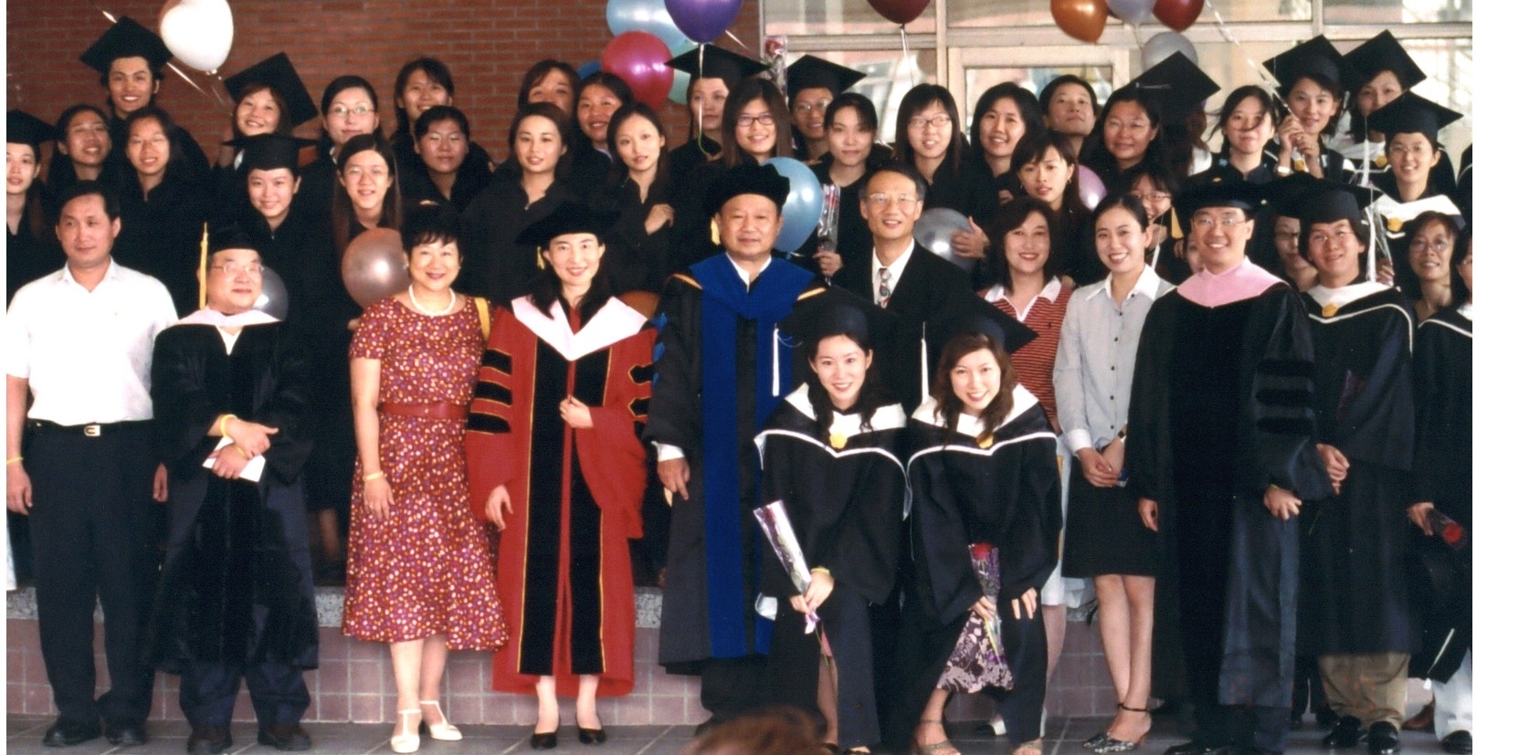 蔡敏老師與音樂系今年應屆畢業生合影留念,此情此景只待追憶..圖片