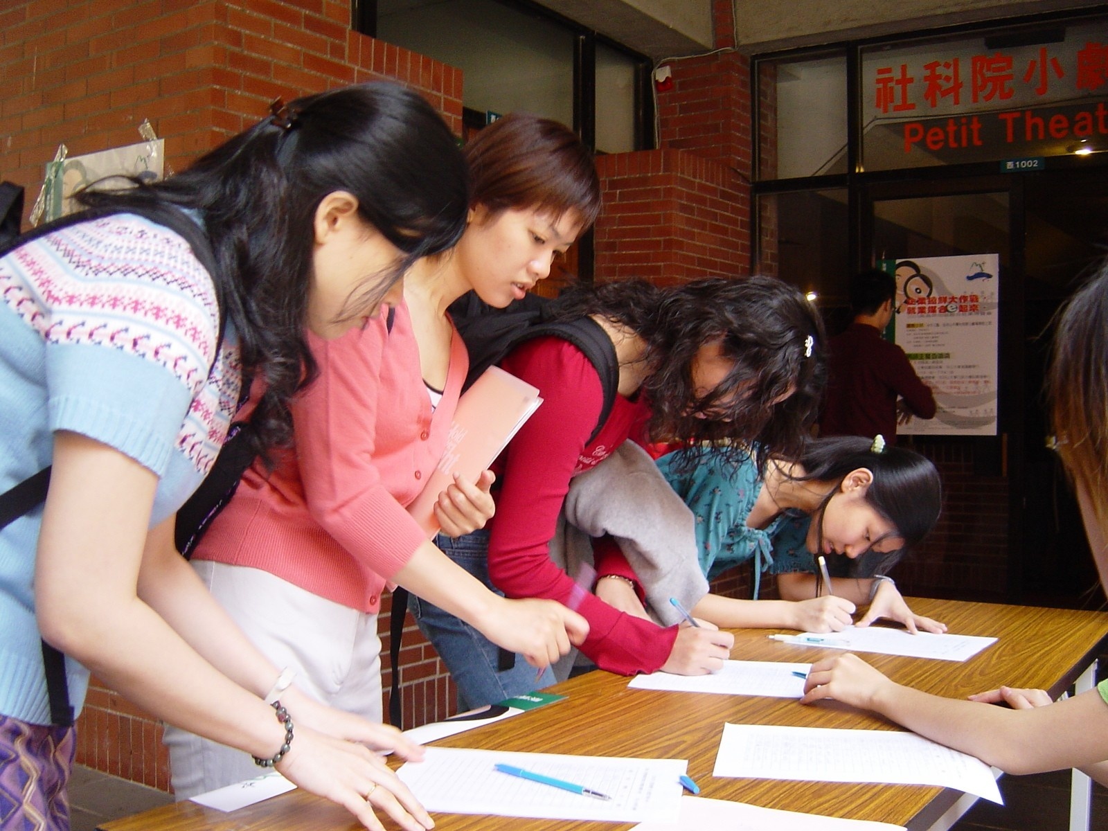 2003就業博覽會活動系列座談,吸引了近兩百名同學前來聆聽,將社科院小劇場擠的水洩不通.圖片