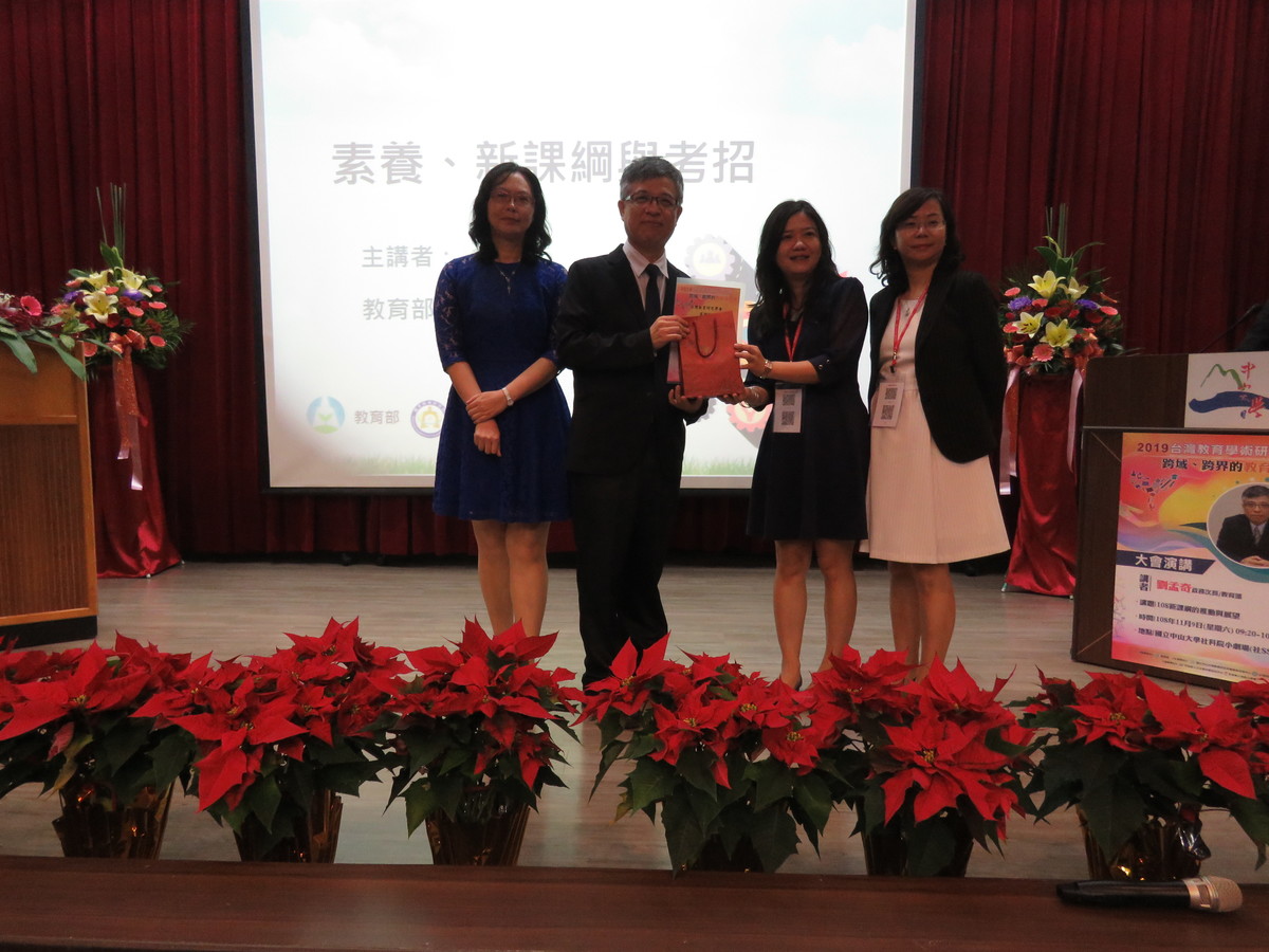 Mon-Chi Lio – Deputy Minister of Education gave a speech. From the left are: professor Pei-I Chou, Deputy Minister of Education Mon-Chi Lio, assistant professor Wen Cheng, professor Hsueh-Hua ChuangImage