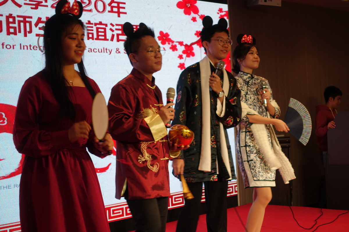 The hosts wore Chinese traditional clothes on stage: chipao dress and magua jacketImage