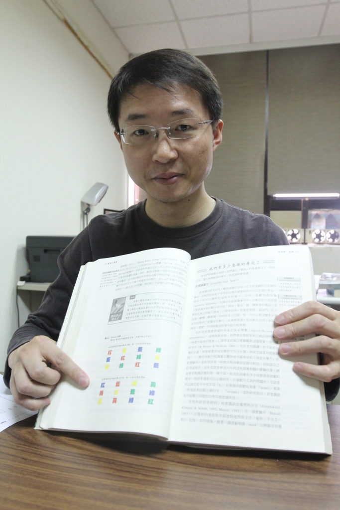 男性想戒菸看美女會破功，中山教授邱文彬研究登上國際期刊。（圖中山大學提供）圖片