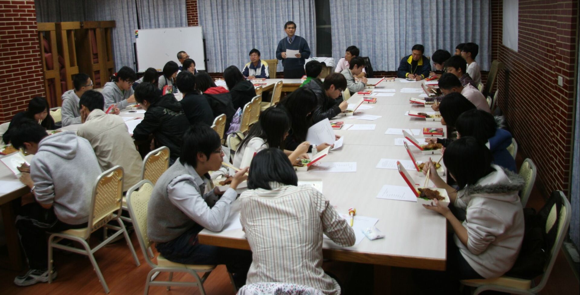 校長與住宿生用餐圖片