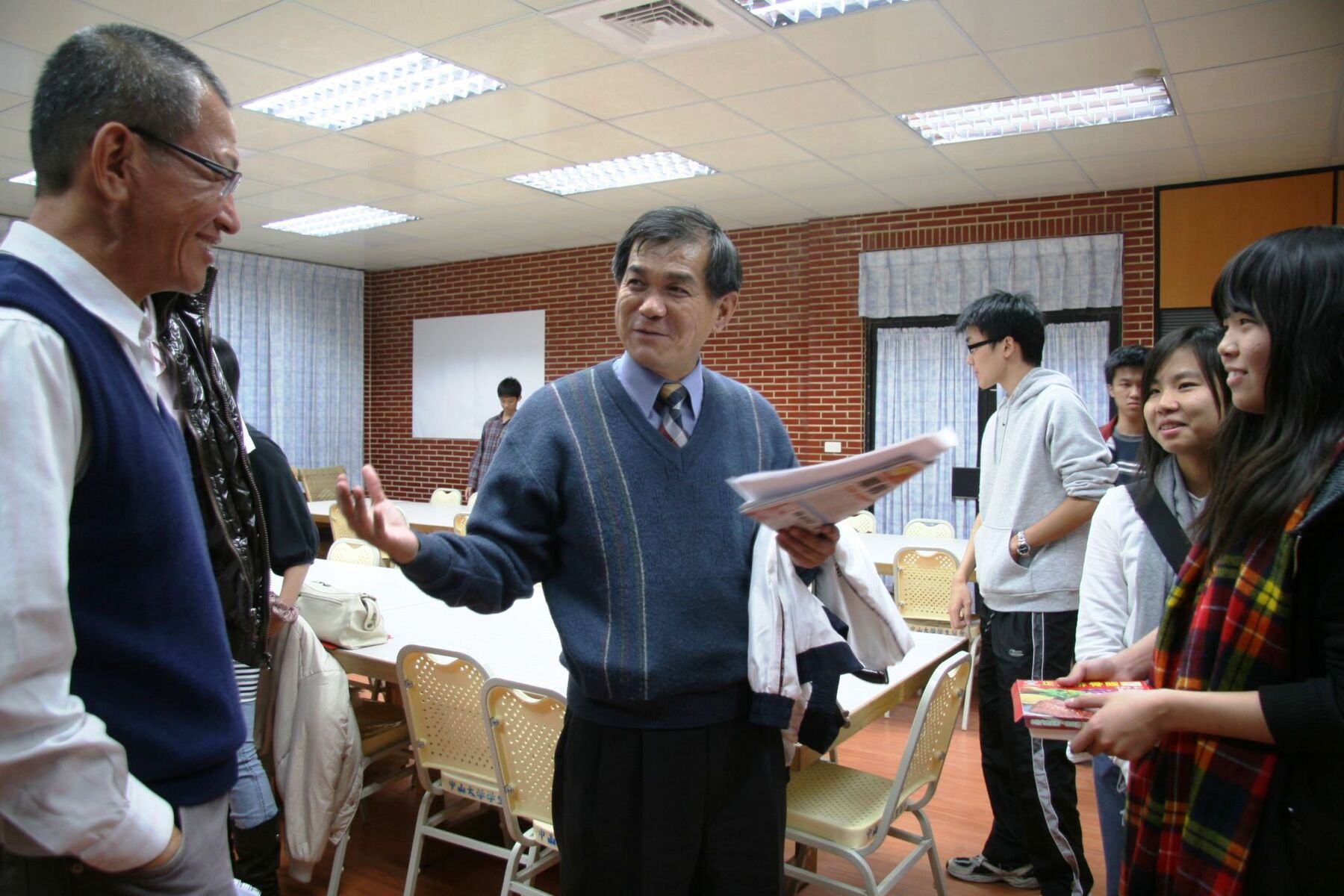 校長巡視宿舍環境圖片