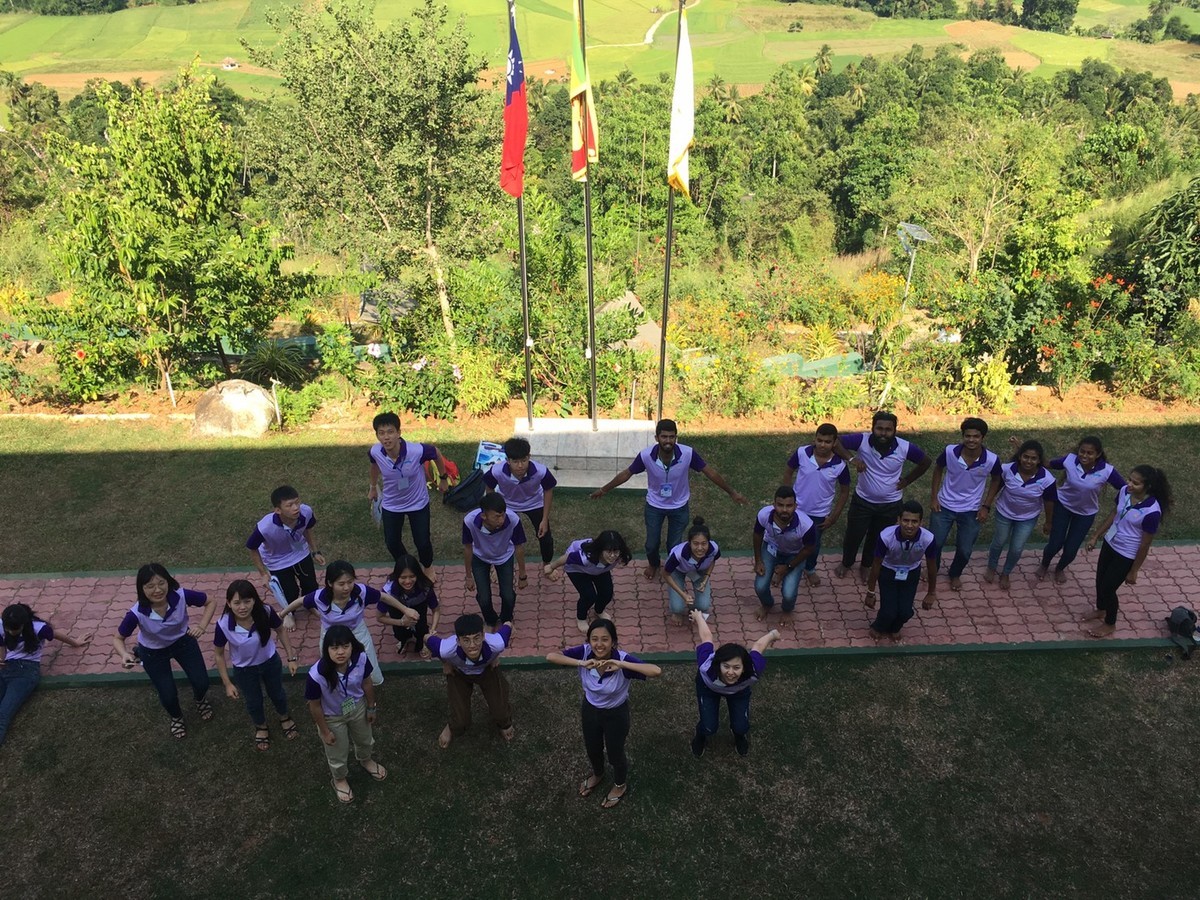 After the opening ceremony, the volunteers had a photo taken with the Sri Lankan students