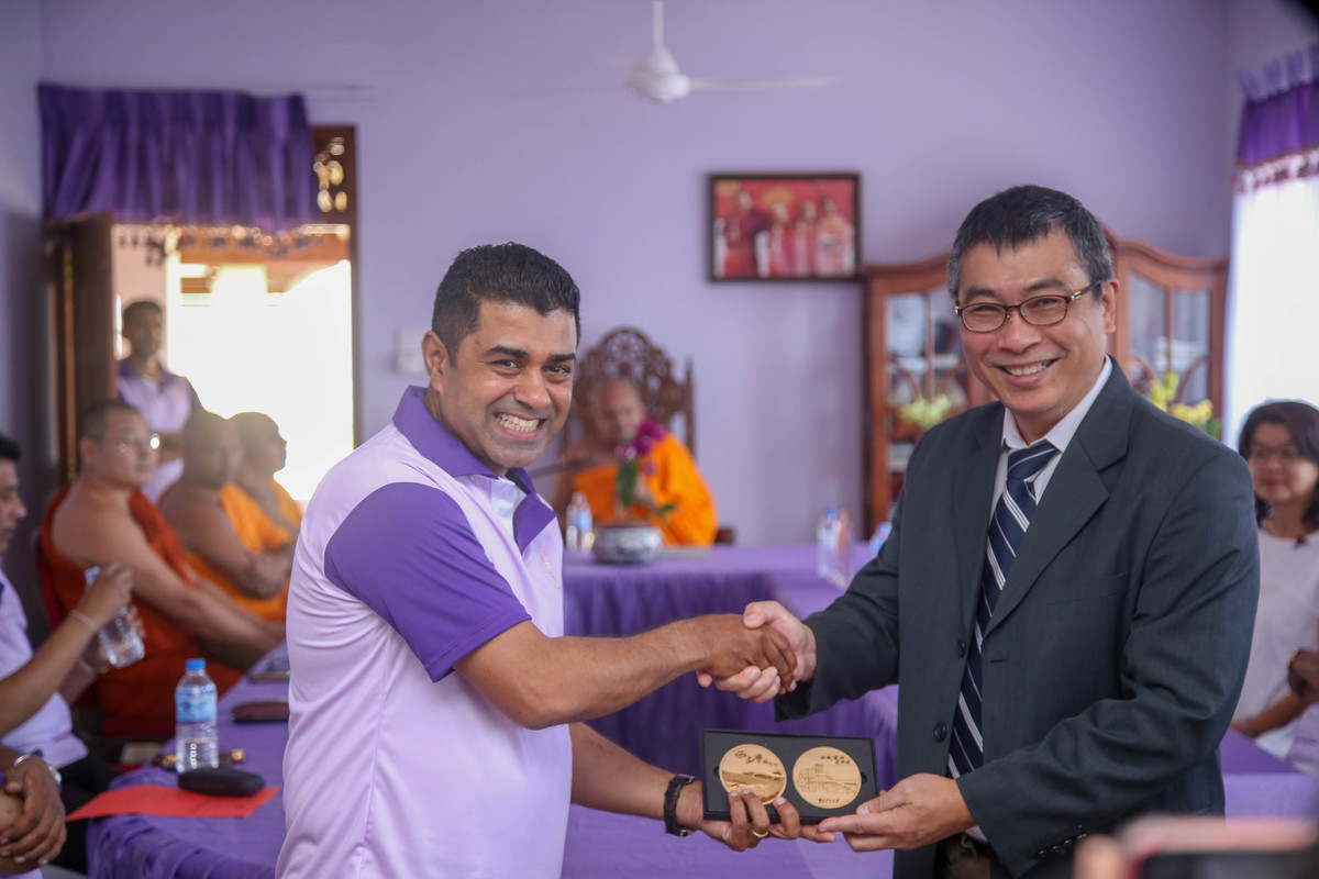 Vice President for International Affairs Chih-Wen Kuo offered a gift to the Secular President of World Buddhist Sangha Youth.Image
