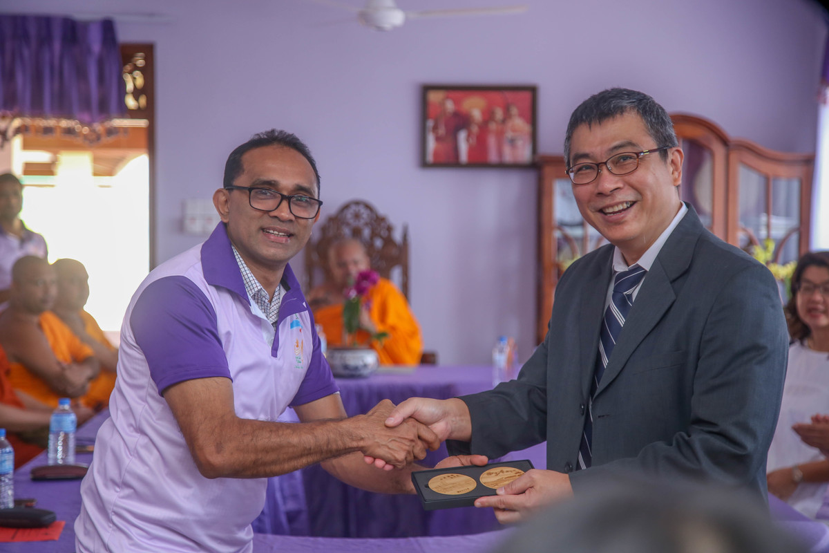 On the left is the representative of the Matale City Government Isan Wijatilaka.Image