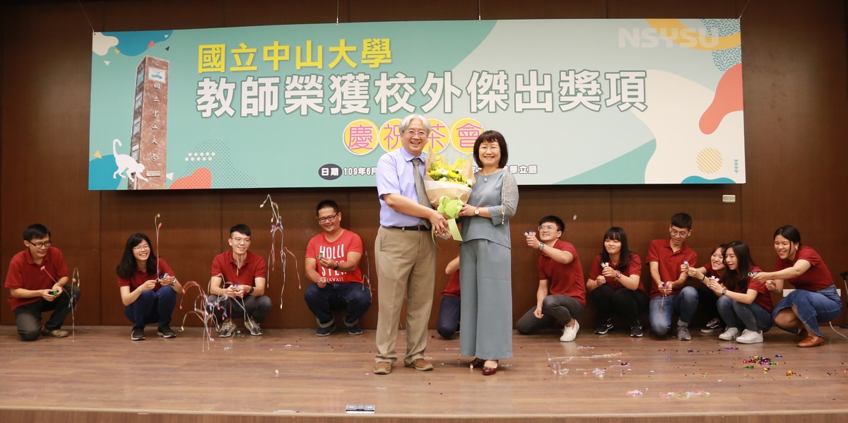 Professor Shiea’s wife delivered a surprise – a bouquet of flowers