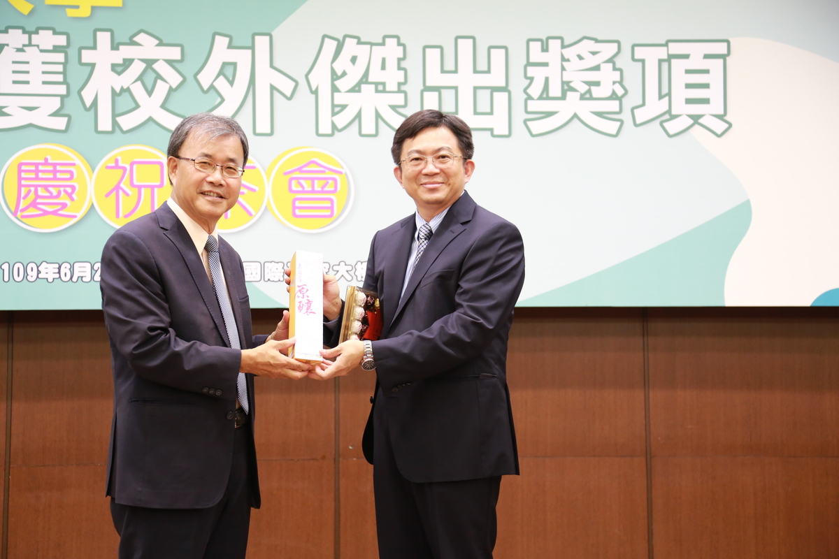 Dean of the College of Engineering Professor Chih-Peng Li (on the right) won the 2019 Outstanding Research Award of the Ministry of Science and Technology