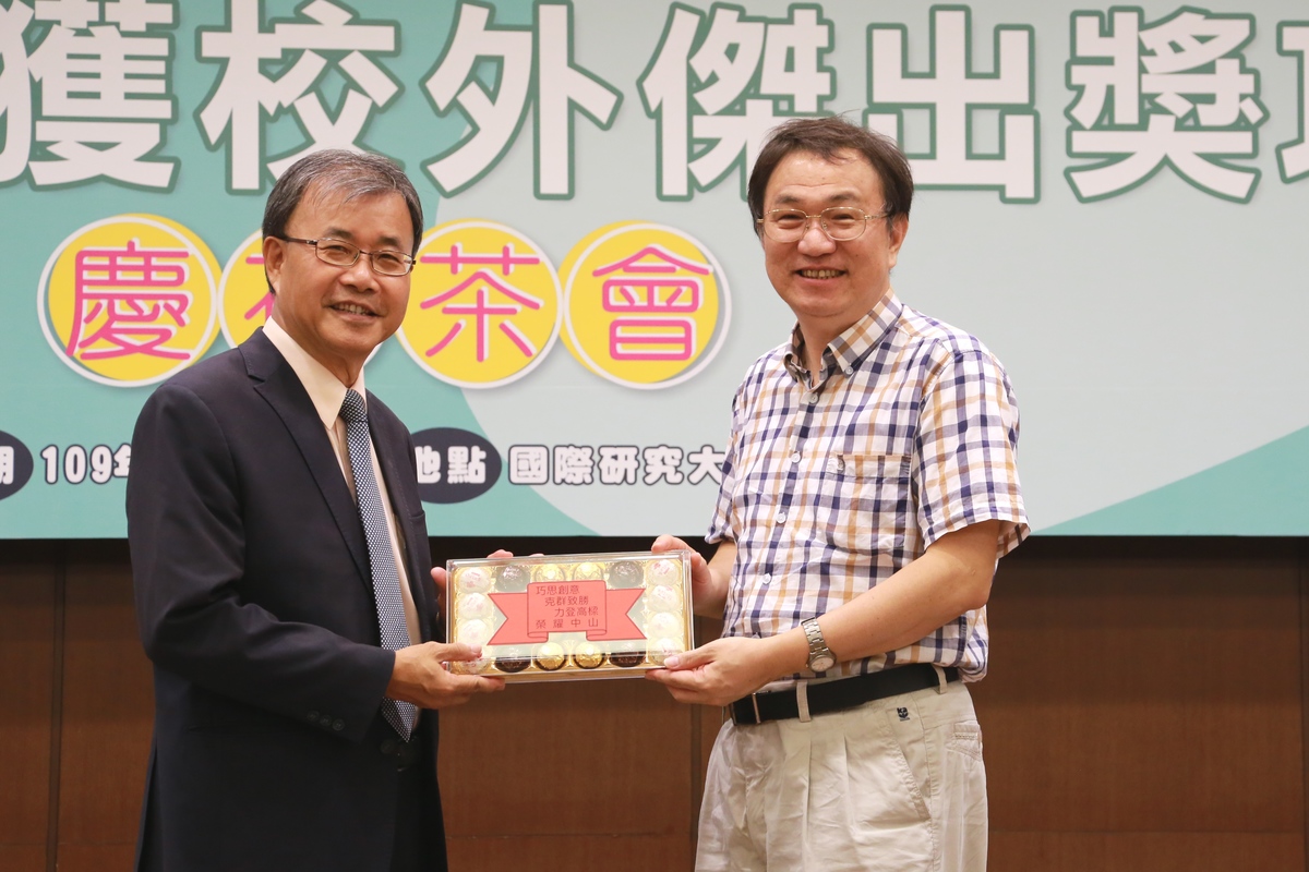 Professor Ting-Chang Chang (on the right) of the Department of Physics was awarded the 2020 IEEE Fellowship (Research Engineer/Scientist of the Institute of Electrical and Electronics Engineers)