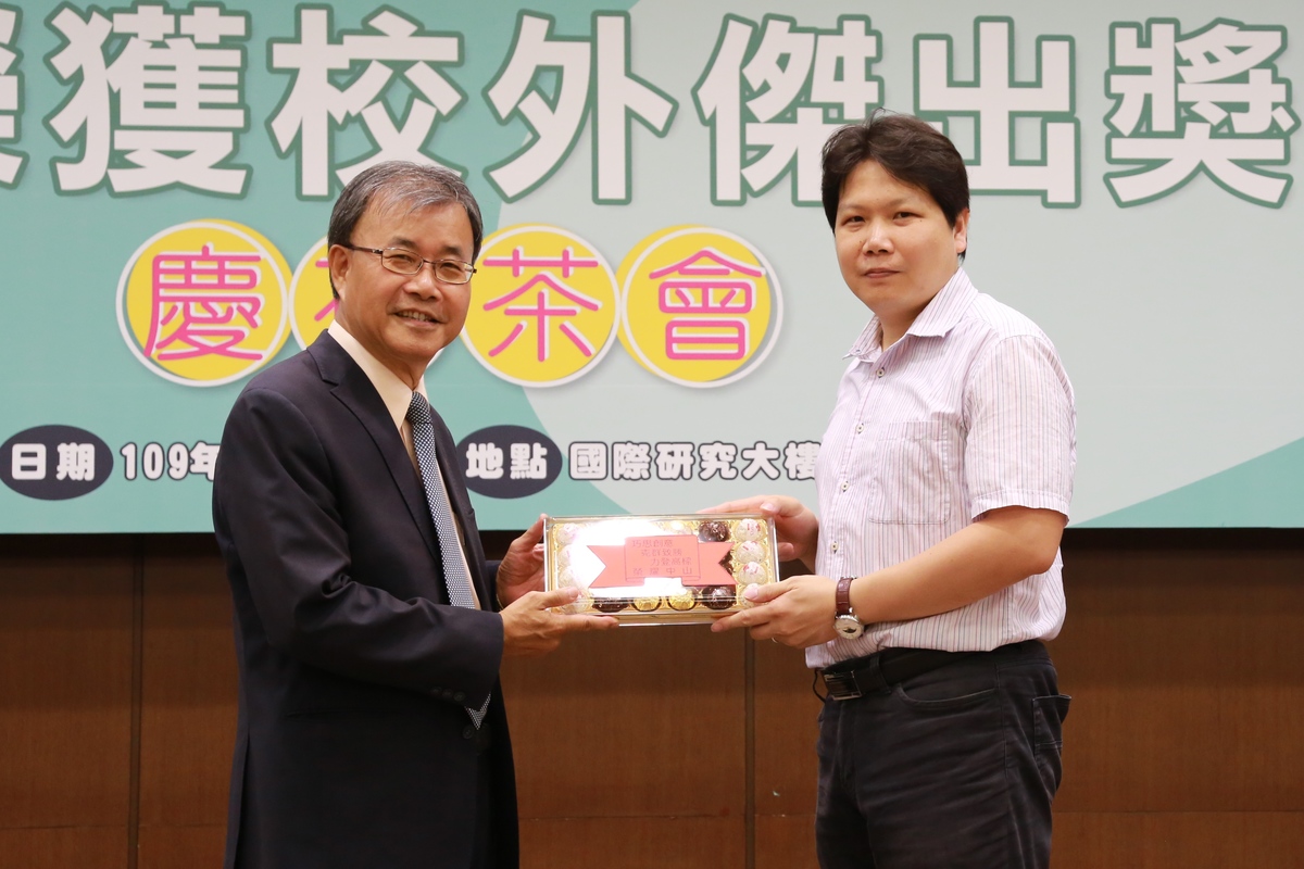 Professor Yeo-Wan Chiang (on the right) of the Department of Materials and Optoelectronic Science obtained the 2019 Academia Sinica Research Award for Junior Research Investigators, 2019 International Young Scientist of the Society of Polymer Science, Japan, and 2019 Award of Science and Technology for Young Scientist of the Polymer Society, Taipei.