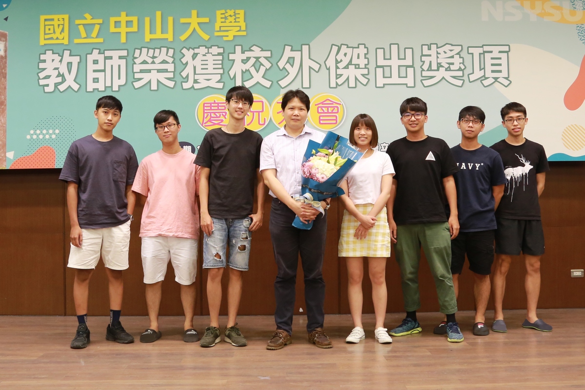 Professor Yeo-Wan Chiang with his students