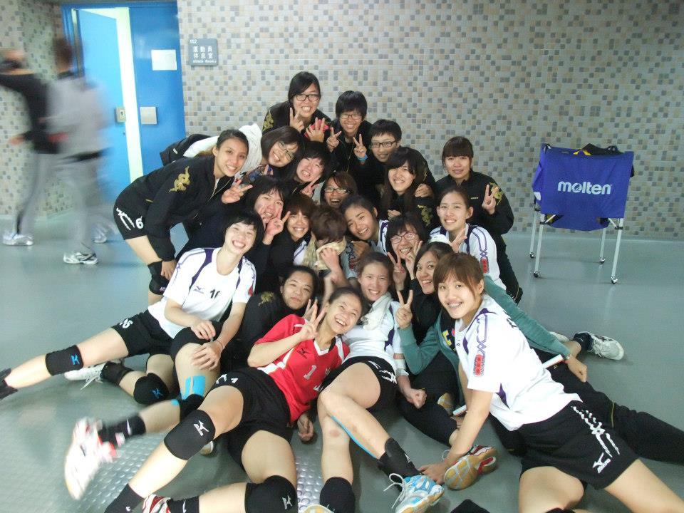校女排歡慶勝利圖片
