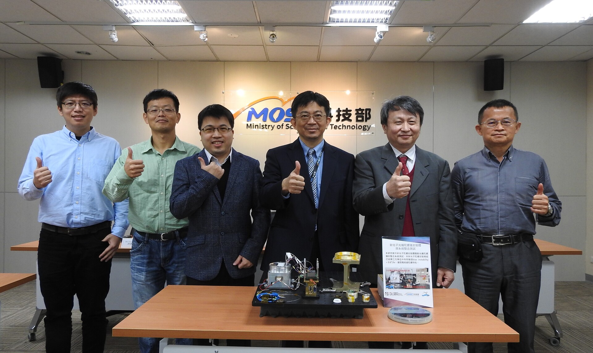 From the left are professors of NSYSU Department of Photonics Chun-Ta Wang, Chia-Chien Wei, Yung-Jr Hung, and Director General of the Department of Engineering and Technologies, Ministry of Science and Technology, Chih-Peng Li, Professor Yi-Jen Chiu of NSYSU Department of Photonics, and Professor Chua-Chin Wang of the Department of Electrical Engineering.