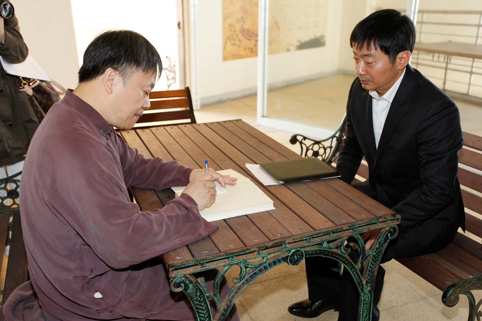 簡主任題字贈書圖片