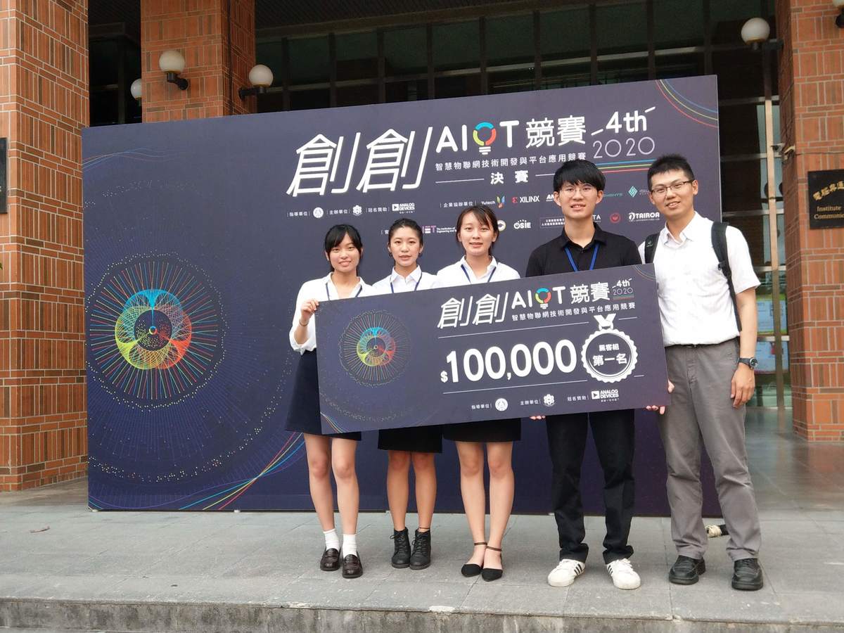 From the left is Hsiang-Ling Tai, Jo-Chiao Ku, Jing-Wen Liang, Jui-Cheng Wang, and team advisor Assistant Professor Kun-Chih Chen. / photo provided by Assistant Professor Kun-Chih Chen