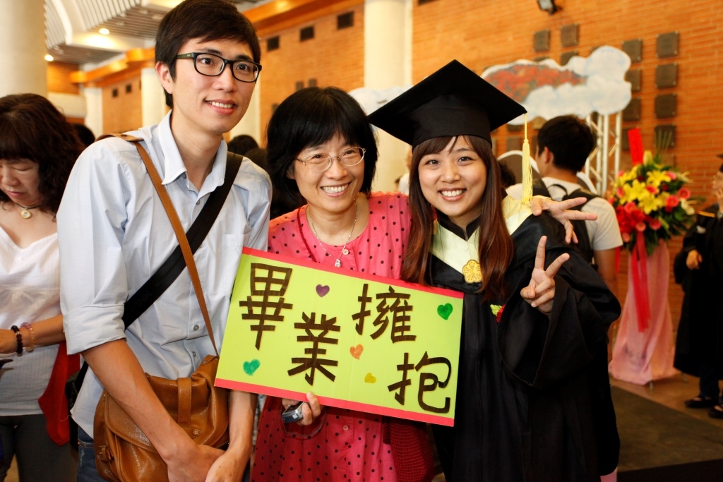 畢業前的擁抱圖片